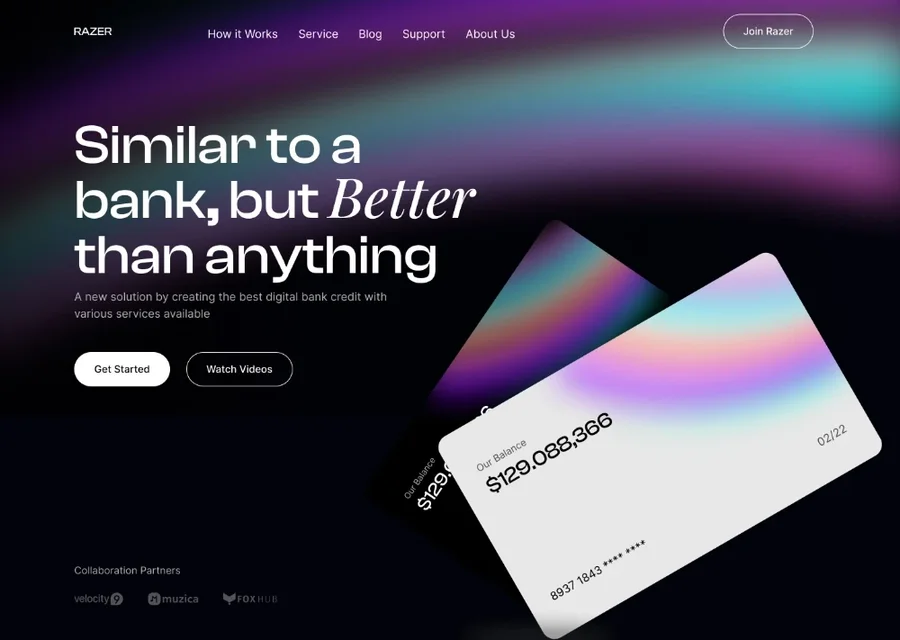 Site fintech cu carduri bancare digitale holografice și gradient violet pe fundal întunecat